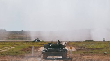 Ordu-2020 forumu sırasında Moskova yakınlarındaki Alabino 'da düzenlenen tank biatlon yarışmasında modern tank