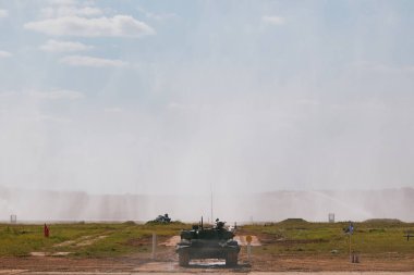 Ordu-2020 forumu sırasında Moskova yakınlarındaki Alabino 'da düzenlenen tank biatlon yarışmasında modern tank