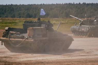 Ordu-2020 forumu sırasında Moskova yakınlarındaki Alabino 'da düzenlenen tank biatlon yarışmasında modern tank