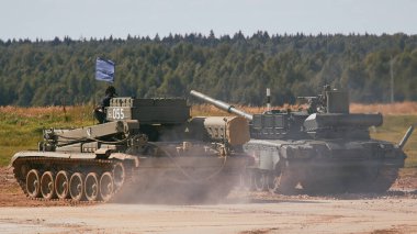 Ordu-2020 forumu sırasında Moskova yakınlarındaki Alabino 'da düzenlenen tank biatlon yarışmasında modern tank