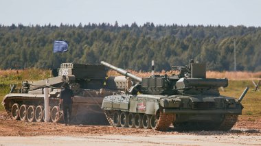 Ordu-2020 forumu sırasında Moskova yakınlarındaki Alabino 'da düzenlenen tank biatlon yarışmasında modern tank