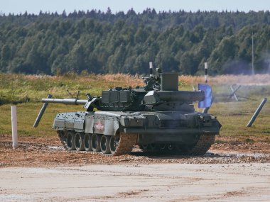 Ordu-2020 forumu sırasında Moskova yakınlarındaki Alabino 'da düzenlenen tank biatlon yarışmasında modern tank
