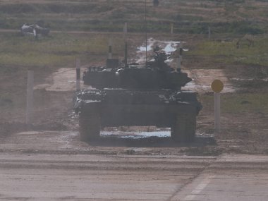 Ordu-2020 forumu sırasında Moskova yakınlarındaki Alabino 'da düzenlenen tank biatlon yarışmasında modern tank