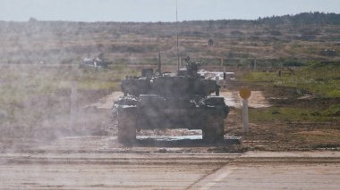 Ordu-2020 forumu sırasında Moskova yakınlarındaki Alabino 'da düzenlenen tank biatlon yarışmasında modern tank