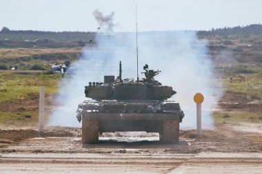Ordu-2020 forumu sırasında Moskova yakınlarındaki Alabino 'da düzenlenen tank biatlon yarışmasında modern tank