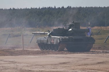 Ordu-2020 forumu sırasında Moskova yakınlarındaki Alabino 'da düzenlenen tank biatlon yarışmasında modern tank