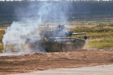 Ordu-2020 forumu sırasında Moskova yakınlarındaki Alabino 'da düzenlenen tank biatlon yarışmasında modern tank