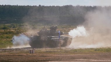 Ordu-2020 forumu sırasında Moskova yakınlarındaki Alabino 'da düzenlenen tank biatlon yarışmasında modern tank