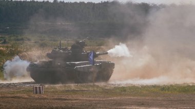 Ordu-2020 forumu sırasında Moskova yakınlarındaki Alabino 'da düzenlenen tank biatlon yarışmasında modern tank