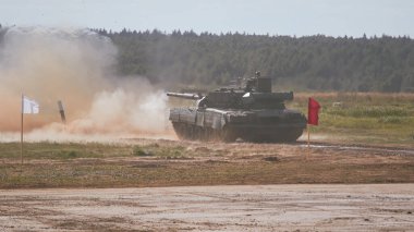 Ordu-2020 forumu sırasında Moskova yakınlarındaki Alabino 'da düzenlenen tank biatlon yarışmasında modern tank