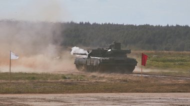 Ordu-2020 forumu sırasında Moskova yakınlarındaki Alabino 'da düzenlenen tank biatlon yarışmasında modern tank