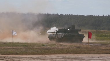 Ordu-2020 forumu sırasında Moskova yakınlarındaki Alabino 'da düzenlenen tank biatlon yarışmasında modern tank