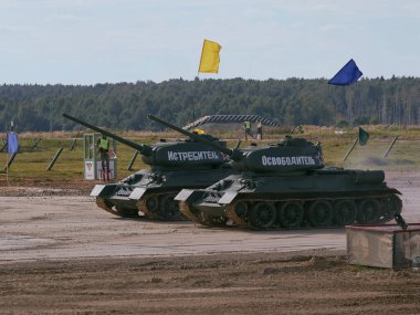 Sovyet tankı T-34 Moskova yakınlarındaki Alabino 'da düzenlenen tank biatlon yarışmasında Ordu-2020 forumu sırasında