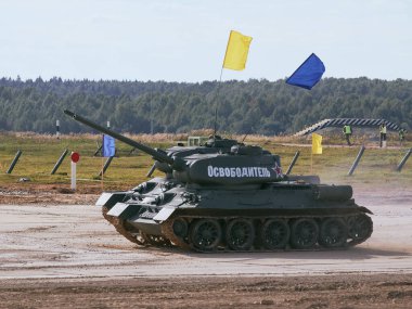 Sovyet tankı T-34 Moskova yakınlarındaki Alabino 'da düzenlenen tank biatlon yarışmasında Ordu-2020 forumu sırasında