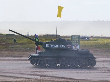 Sovyet tankı T-34 Moskova yakınlarındaki Alabino 'da düzenlenen tank biatlon yarışmasında Ordu-2020 forumu sırasında