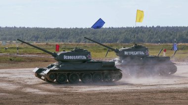 Sovyet tankı T-34 Moskova yakınlarındaki Alabino 'da düzenlenen tank biatlon yarışmasında Ordu-2020 forumu sırasında