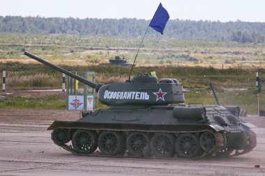 Sovyet tankı T-34 Moskova yakınlarındaki Alabino 'da düzenlenen tank biatlon yarışmasında Ordu-2020 forumu sırasında