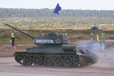 Sovyet tankı T-34 Moskova yakınlarındaki Alabino 'da düzenlenen tank biatlon yarışmasında Ordu-2020 forumu sırasında