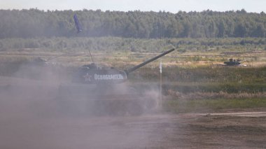 Sovyet tankı T-34 Moskova yakınlarındaki Alabino 'da düzenlenen tank biatlon yarışmasında Ordu-2020 forumu sırasında