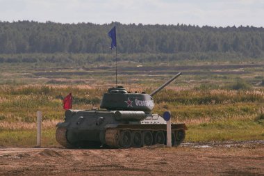 Sovyet tankı T-34 Moskova yakınlarındaki Alabino 'da düzenlenen tank biatlon yarışmasında Ordu-2020 forumu sırasında