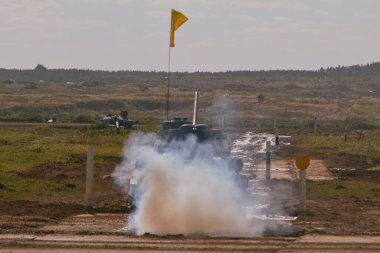 Sovyet tankı T-34 Moskova yakınlarındaki Alabino 'da düzenlenen tank biatlon yarışmasında Ordu-2020 forumu sırasında