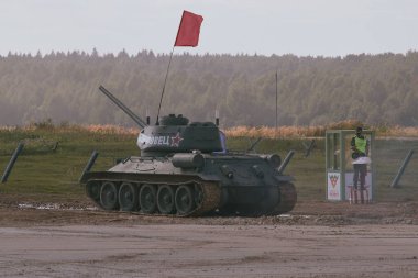 Sovyet tankı T-34 Moskova yakınlarındaki Alabino 'da düzenlenen tank biatlon yarışmasında Ordu-2020 forumu sırasında
