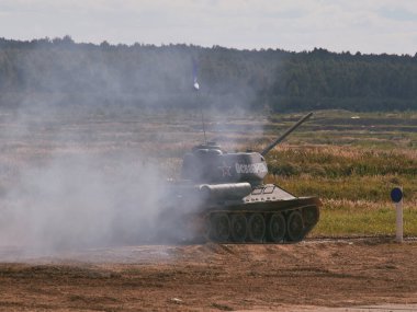 Sovyet tankı T-34 Moskova yakınlarındaki Alabino 'da düzenlenen tank biatlon yarışmasında Ordu-2020 forumu sırasında