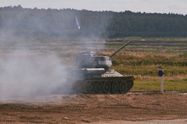 Sovyet tankı T-34 Moskova yakınlarındaki Alabino 'da düzenlenen tank biatlon yarışmasında Ordu-2020 forumu sırasında