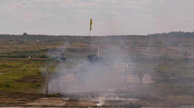 Sovyet tankı T-34 Moskova yakınlarındaki Alabino 'da düzenlenen tank biatlon yarışmasında Ordu-2020 forumu sırasında