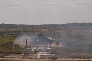 Sovyet tankı T-34 Moskova yakınlarındaki Alabino 'da düzenlenen tank biatlon yarışmasında Ordu-2020 forumu sırasında