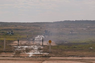 Sovyet tankı T-34 Moskova yakınlarındaki Alabino 'da düzenlenen tank biatlon yarışmasında Ordu-2020 forumu sırasında