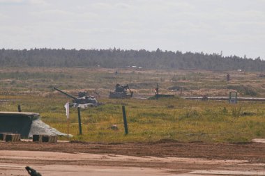 Sovyet tankı T-34 Moskova yakınlarındaki Alabino 'da düzenlenen tank biatlon yarışmasında Ordu-2020 forumu sırasında