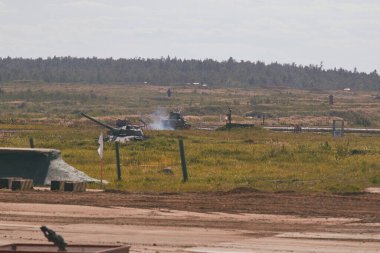 Sovyet tankı T-34 Moskova yakınlarındaki Alabino 'da düzenlenen tank biatlon yarışmasında Ordu-2020 forumu sırasında