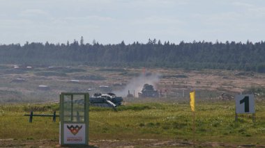Sovyet tankı T-34 Moskova yakınlarındaki Alabino 'da düzenlenen tank biatlon yarışmasında Ordu-2020 forumu sırasında