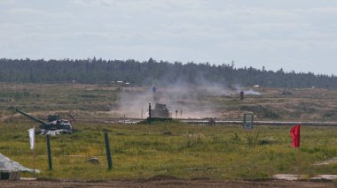 Sovyet tankı T-34 Moskova yakınlarındaki Alabino 'da düzenlenen tank biatlon yarışmasında Ordu-2020 forumu sırasında