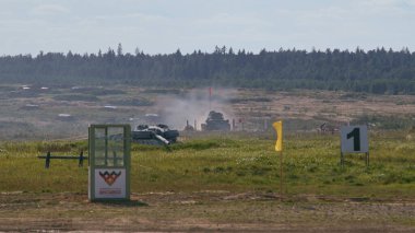 Sovyet tankı T-34 Moskova yakınlarındaki Alabino 'da düzenlenen tank biatlon yarışmasında Ordu-2020 forumu sırasında