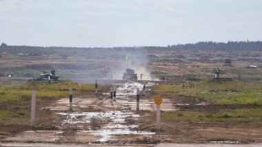 Sovyet tankı T-34 Moskova yakınlarındaki Alabino 'da düzenlenen tank biatlon yarışmasında Ordu-2020 forumu sırasında