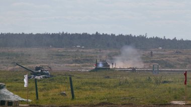 Sovyet tankı T-34 Moskova yakınlarındaki Alabino 'da düzenlenen tank biatlon yarışmasında Ordu-2020 forumu sırasında