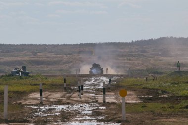 Sovyet tankı T-34 Moskova yakınlarındaki Alabino 'da düzenlenen tank biatlon yarışmasında Ordu-2020 forumu sırasında