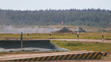 Sovyet tankı T-34 Moskova yakınlarındaki Alabino 'da düzenlenen tank biatlon yarışmasında Ordu-2020 forumu sırasında