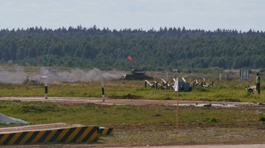 Sovyet tankı T-34 Moskova yakınlarındaki Alabino 'da düzenlenen tank biatlon yarışmasında Ordu-2020 forumu sırasında