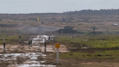 Sovyet tankı T-34 Moskova yakınlarındaki Alabino 'da düzenlenen tank biatlon yarışmasında Ordu-2020 forumu sırasında