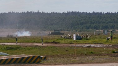 Sovyet tankı T-34 Moskova yakınlarındaki Alabino 'da düzenlenen tank biatlon yarışmasında Ordu-2020 forumu sırasında