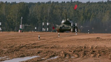 Sovyet tankı T-34 Moskova yakınlarındaki Alabino 'da düzenlenen tank biatlon yarışmasında Ordu-2020 forumu sırasında