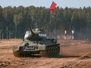 Sovyet tankı T-34 Moskova yakınlarındaki Alabino 'da düzenlenen tank biatlon yarışmasında Ordu-2020 forumu sırasında