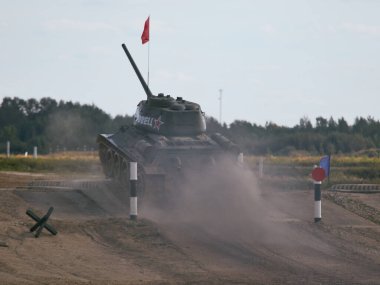 Sovyet tankı T-34 Moskova yakınlarındaki Alabino 'da düzenlenen tank biatlon yarışmasında Ordu-2020 forumu sırasında