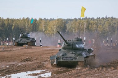 Sovyet tankı T-34 Moskova yakınlarındaki Alabino 'da düzenlenen tank biatlon yarışmasında Ordu-2020 forumu sırasında