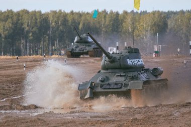 Sovyet tankı T-34 Moskova yakınlarındaki Alabino 'da düzenlenen tank biatlon yarışmasında Ordu-2020 forumu sırasında
