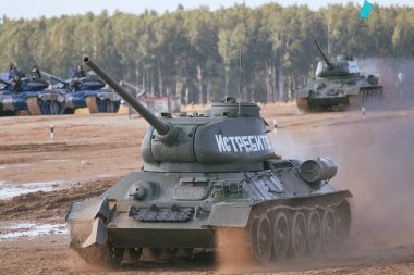 Sovyet tankı T-34 Moskova yakınlarındaki Alabino 'da düzenlenen tank biatlon yarışmasında Ordu-2020 forumu sırasında