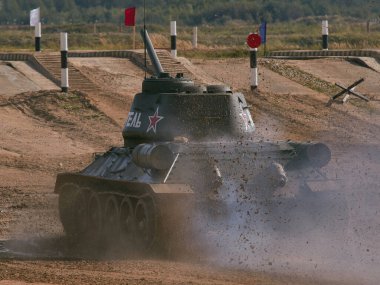 Sovyet tankı T-34 Moskova yakınlarındaki Alabino 'da düzenlenen tank biatlon yarışmasında Ordu-2020 forumu sırasında